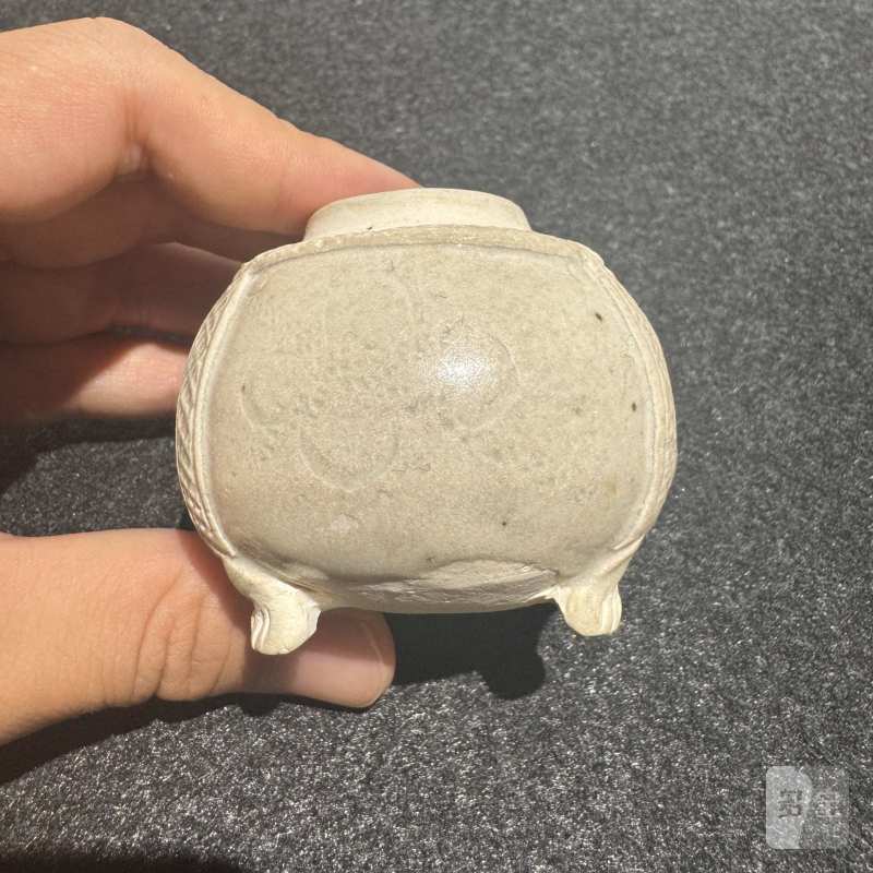 明 白釉印花绳纹水盂 - 图3